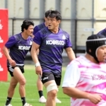今季最終戦を前に練習で奮闘していた神戸のフランカー前川鐘平。主将も務めた功労者だ＝４月２１日、神戸市東灘区