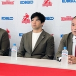 今季の結果について総括する（右から）福本チームディレクター、橋本主将、ホルテン・ヘッドコーチ＝神戸市東灘区御影浜町