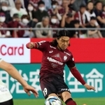 神戸-湘南　前半、ＦＫで先制点を奪った神戸の初瀬＝ノエビアスタジアム神戸（撮影・小林良多）