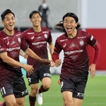 神戸-湘南　前半、先制のＦＫを決めて駆け出す神戸の初瀬（右）＝ノエビアスタジアム神戸（撮影・小林良多）