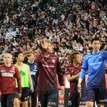 湘南に快勝し、集まった大勢のサポーターにあいさつする神戸イレブン＝ノエビアスタジアム神戸（撮影・小林良多）