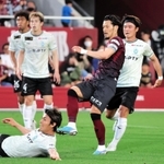 神戸-湘南　後半、追加点を決める神戸の山口（中央）＝ノエビアスタジアム神戸（撮影・小林良多）