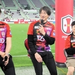 ＩＮＡＣ神戸戦前のトークショーに出演した元Ｊ１神戸の那須大亮さん（左）、元プロ野球阪神の能見篤史さん（中央）、ＴｉｋＴｏｋクリエイターのウンパルンパさん