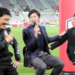 試合前のトークショーに出演したＩＮＡＣ神戸の朴康造監督（右）と元日本代表の加地亮さん（中央）、ＩＮＡＣ神戸の安本卓史社長＝神戸市兵庫区、ノエビアスタジアム神戸