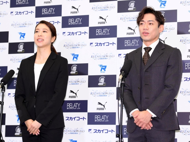 会見するアイスダンスの高橋大輔（右）と村元哉中＝２日午後、東京都内（撮影・棚橋慶太）