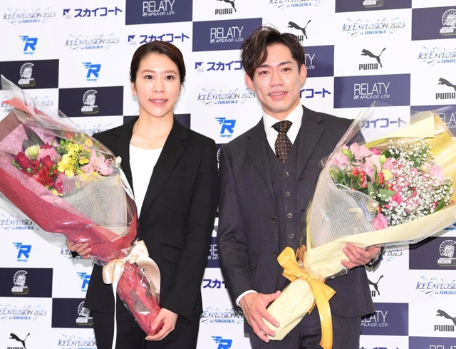 引退会見で互いへの感謝を口にした高橋大輔（右）と村元哉中＝２日午後、東京都内（撮影・棚橋慶太）