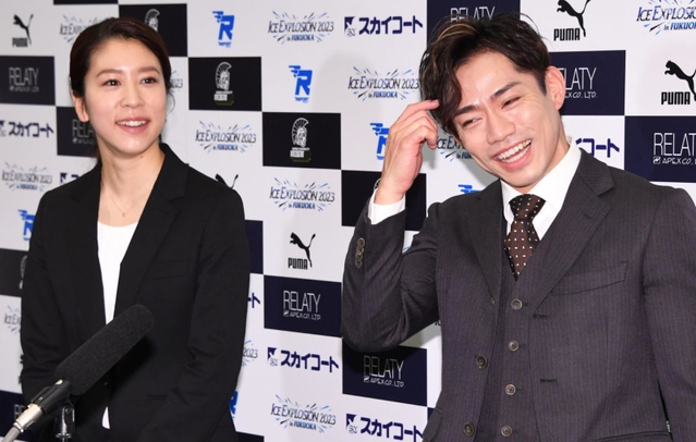 会見で笑顔を見せる村元哉中（左）と高橋大輔＝２日午後、東京都内（撮影・棚橋慶太）