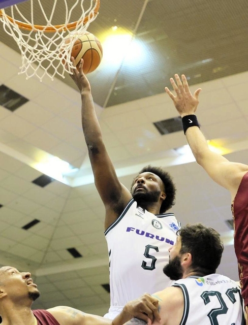 越谷-西宮　第４クオーター、シュートする西宮のハミルトン（Ｂリーグ提供）