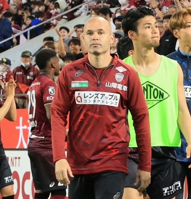 ヴィッセル神戸のイニエスタ（中央）＝４月２９日、ノエビアスタジアム神戸