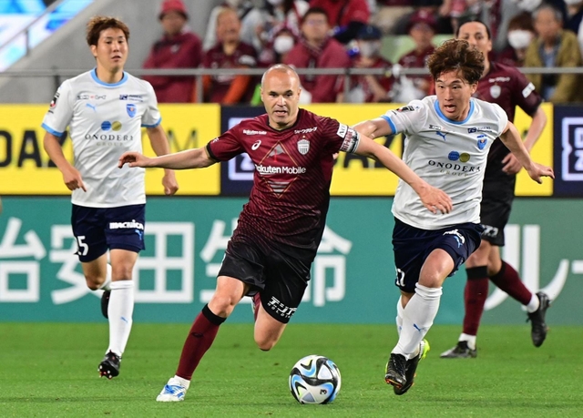 神戸-横浜ＦＣ　後半、相手陣内でドリブルする神戸のイニエスタ（中央）＝ノエビアスタジアム神戸（撮影・中西幸大）