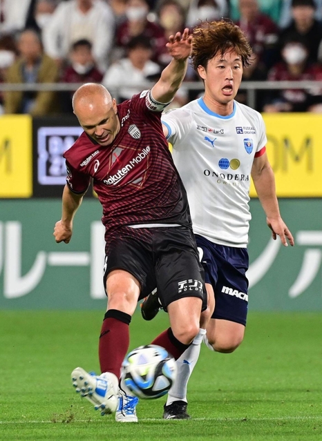 神戸-横浜ＦＣ　後半、ドリブルからのカットインでシュートを放つ神戸のイニエスタ（左）＝ノエビアスタジアム神戸（撮影・中西幸大）