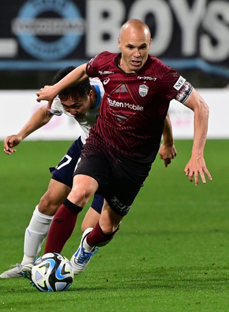 神戸-横浜ＦＣ　後半、ドリブルで攻め込む神戸のイニエスタ（撮影・中西幸大）