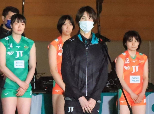 ファンを前に感謝や来季への意気込みを述べる吉原知子監督