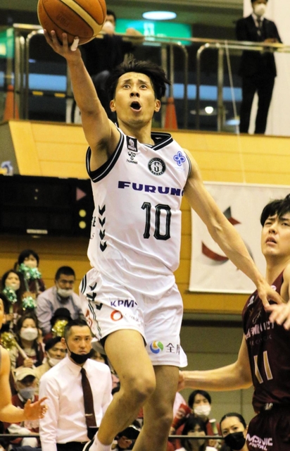 越谷－西宮　シュートを放つ西宮の渡辺