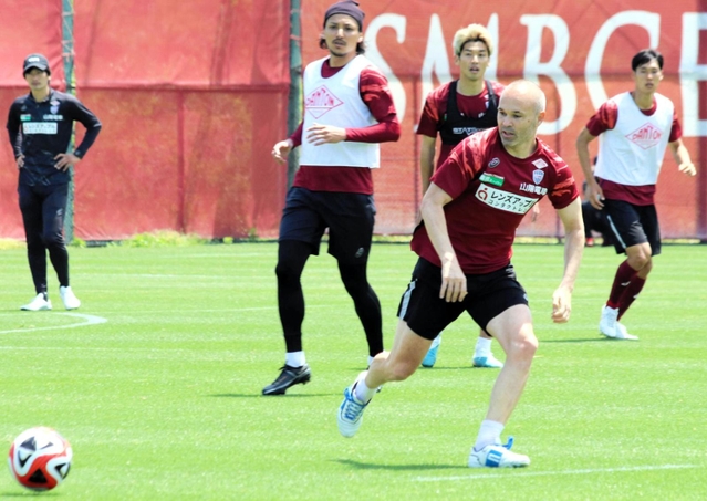 １０日の公開練習でボールを追う神戸のイニエスタ（手前）＝神戸市西区、いぶきの森球技場