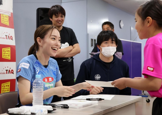 石川佳純 サインボール 卓球 Amazon.co.jp: 正規品 石川佳純 直筆サイン付き写真 女子卓球