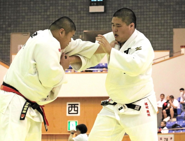 男子１００キロ超級決勝　初優勝を飾った育英高の福村飛翔（右）