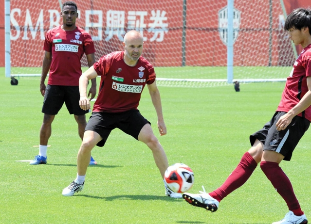 公開練習で競り合う神戸のイニエスタ（左から２人目）
