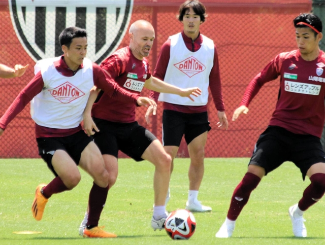 １６日の公開練習で競り合う神戸の（左から）斉藤、イニエスタら＝神戸市西区のいぶきの森球技場