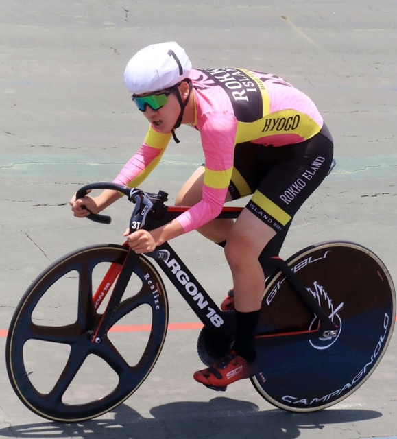 自転車の男子４０００メートル速度競走で優勝した児玉誠虎（六甲アイランド）＝明石公園