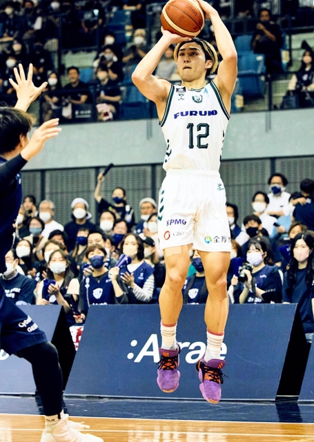 Ａ千葉-西宮　第４クオーター、シュートを放つ西宮・川島（１２）＝Ｂリーグ提供