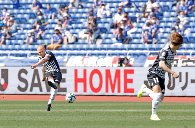２０２１年５月の横浜Ｍ戦の後半、古橋にパスを出す神戸のイニエスタ（左）＝日産スタジアム
