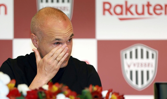 神戸でプレーした日々を振り返り、涙を拭いながら会見したイニエスタ＝２５日午後、神戸市中央区波止場町（撮影・小林良多）
