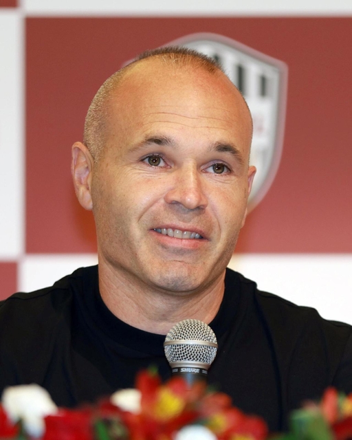 神戸でプレーした日々を振り返り、笑顔を見せたイニエスタ＝２５日午後、神戸市中央区波止場町（撮影・小林良多）