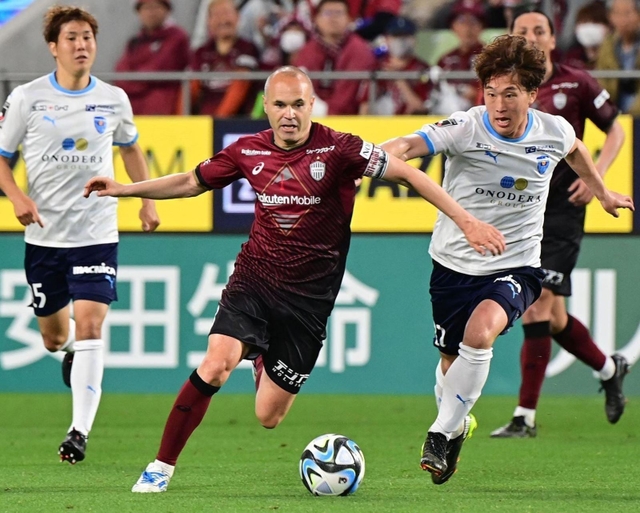 ５月７日の横浜ＦＣ戦で途中出場したイニエスタ（中央）＝ノエビアスタジアム神戸