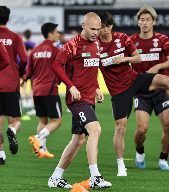 １３日の広島戦前に練習する神戸のイニエスタ（中央）＝ノエビアスタジアム神戸