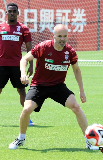 １６日の公開練習でボールを追う神戸のイニエスタ（中央）＝神戸市西区のいぶきの森球技場