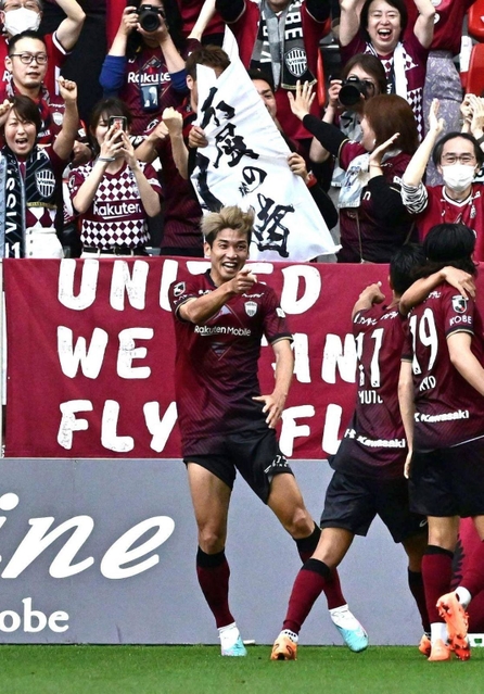 神戸－ＦＣ東京　前半、ゴールを決めて喜ぶ神戸の大迫＝ノエビアスタジアム神戸（撮影・斎藤雅志）