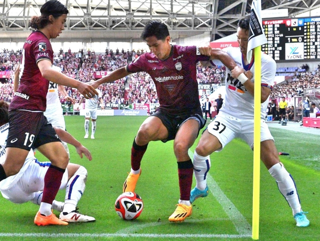 神戸－ＦＣ東京　前半、激しくボールを奪い合う神戸の武藤（写真中央）＝ノエビアスタジアム神戸（撮影・斎藤雅志）