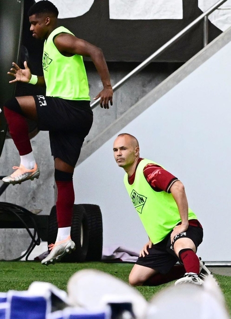 神戸－ＦＣ東京　後半、ピッチサイドで出番を待つ神戸のイニエスタ（右）＝ノエビアスタジアム神戸（撮影・斎藤雅志）