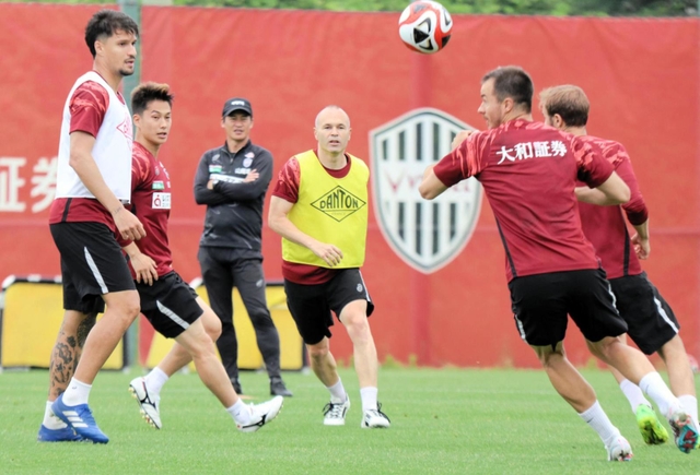 一部別メニューも精力的に練習に参加した神戸のイニエスタ（中央）＝神戸市西区、いぶきの森球技場