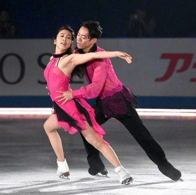 世界国別対抗戦エキシビションでファンを魅了する村元哉中、高橋大輔組＝４月１６日、東京体育館