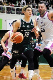 今季途中から先発に定着した西宮の川島（中央）＝西宮市立中央体育館