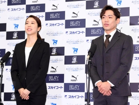 会見するアイスダンスの高橋大輔（右）と村元哉中＝２日午後、東京都内（撮影・棚橋慶太）