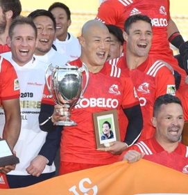 トップリーグで18季ぶりの日本一に輝き、笑顔を見せる前川鐘平。アンドリュー・エリス（左端）と共同主将を務め、ダン・カーター（右から２人目）を擁する神戸製鋼をまとめた＝２０１８年１２月、東京・秩父宮ラグビー場