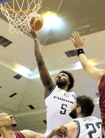 越谷-西宮　第４クオーター、シュートする西宮のハミルトン（Ｂリーグ提供）