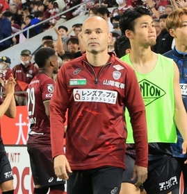 ヴィッセル神戸のイニエスタ（中央）＝４月２９日、ノエビアスタジアム神戸