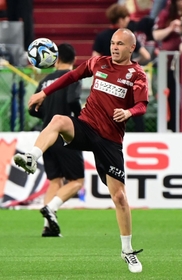 神戸-横浜ＦＣ　ベンチスタートとなり、試合前にアップをするイニエスタ＝７日午後、ノエビアスタジアム神戸（撮影・中西幸大）
