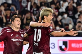 神戸-横浜ＦＣ　前半、ＰＫで先制点を挙げて叫ぶ神戸の大迫（右）＝ノエビアスタジアム神戸（撮影・中西幸大）