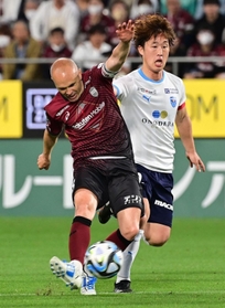 神戸-横浜ＦＣ　後半、ドリブルからのカットインでシュートを放つ神戸のイニエスタ（左）＝ノエビアスタジアム神戸（撮影・中西幸大）