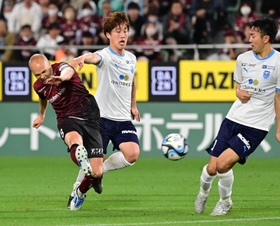 神戸-横浜ＦＣ　後半、ドリブルで攻め込み、シュートを放つ神戸のイニエスタ（左）＝撮影・中西幸大