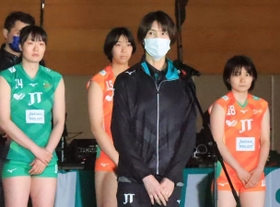 ファンを前に感謝や来季への意気込みを述べる吉原知子監督