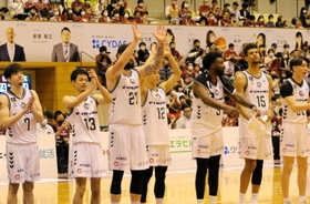 越谷－西宮　プレーオフ準決勝進出を決め、ブースターに挨拶をする西宮の選手たち