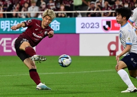 神戸-横浜ＦＣ　後半、神戸の大迫がこぼれ球に反応。シュートが決まり２-０とする（撮影・中西幸大）