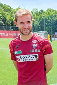 バルセロナとの親善試合について語る神戸のサンペール＝神戸市西区、いぶきの森球技場