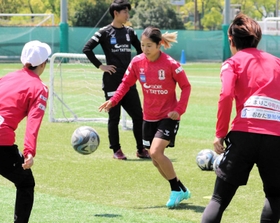 首位攻防戦でのゴールを誓うＩＮＡＣ神戸の成宮（中央）＝神戸市東灘区、神戸レディースフットボールセンター